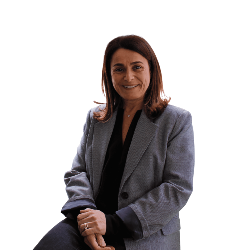 femme en portrait assis sur un tabouret souriante